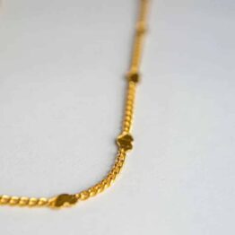 un bracelet avec des petits cœurs Adorabili, vue de face sur fond gris