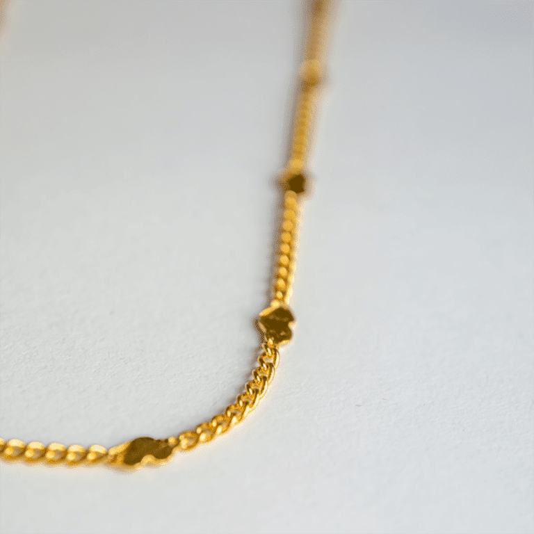 un collier chaîne cœurs aodrabili, vue de face sur fond gris