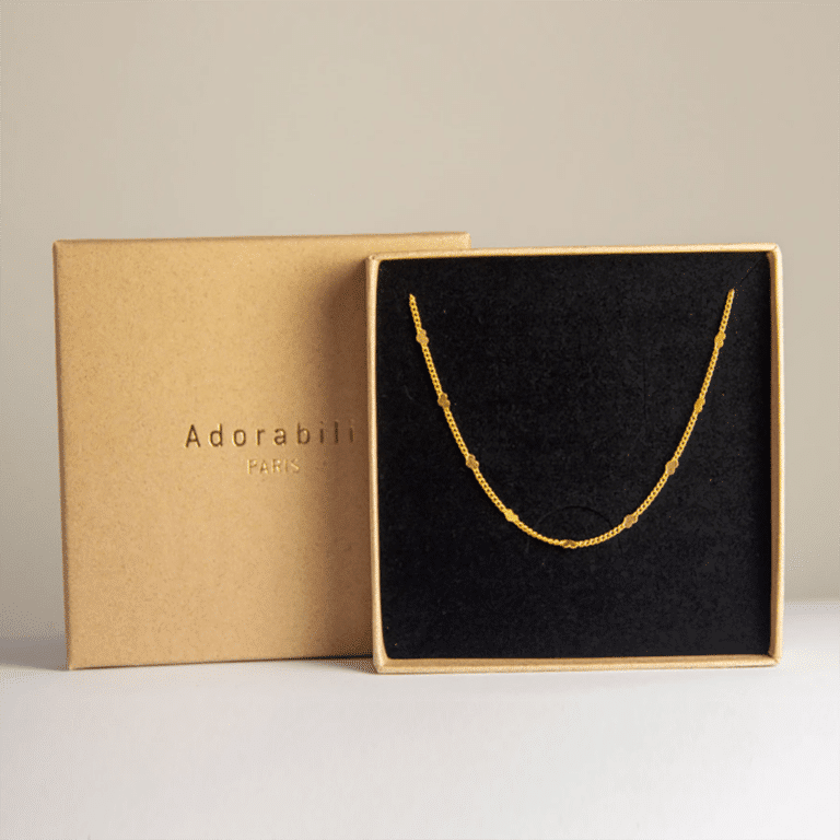 un collier chaîne cœurs aodrabili, vue de face dans son packaging sur fond gris