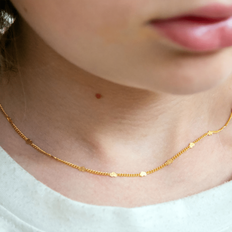 un collier chaîne cœurs aodrabili, porté