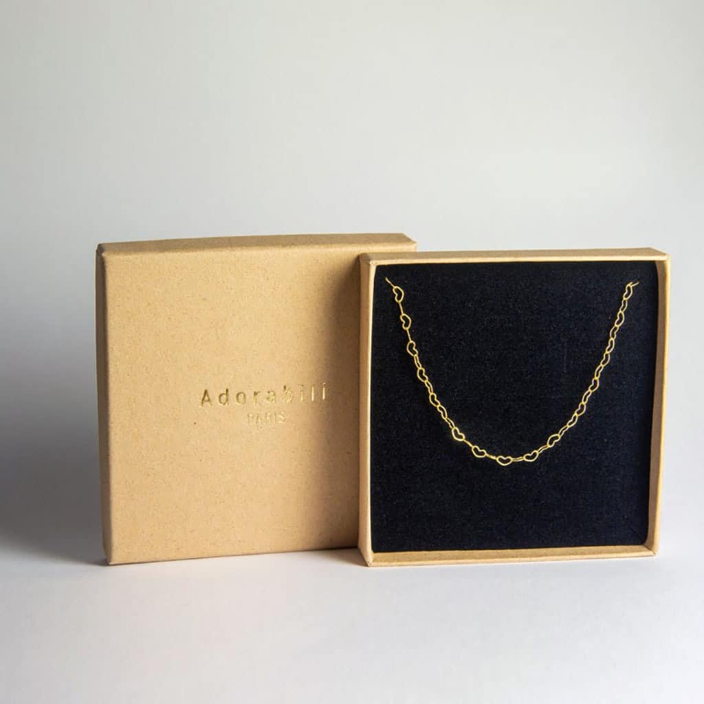 un collier cœurs enlacés Adorabili, vue de face dans son packaging sur fond blanc