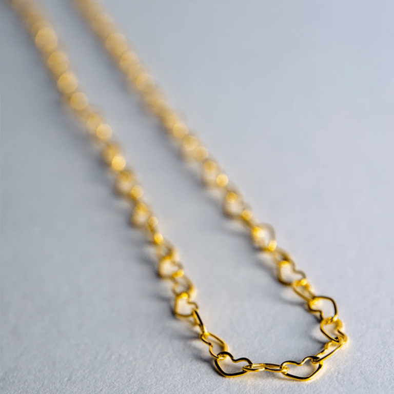 un collier cœurs enlacés Adorabili, vue de face sur fond blanc