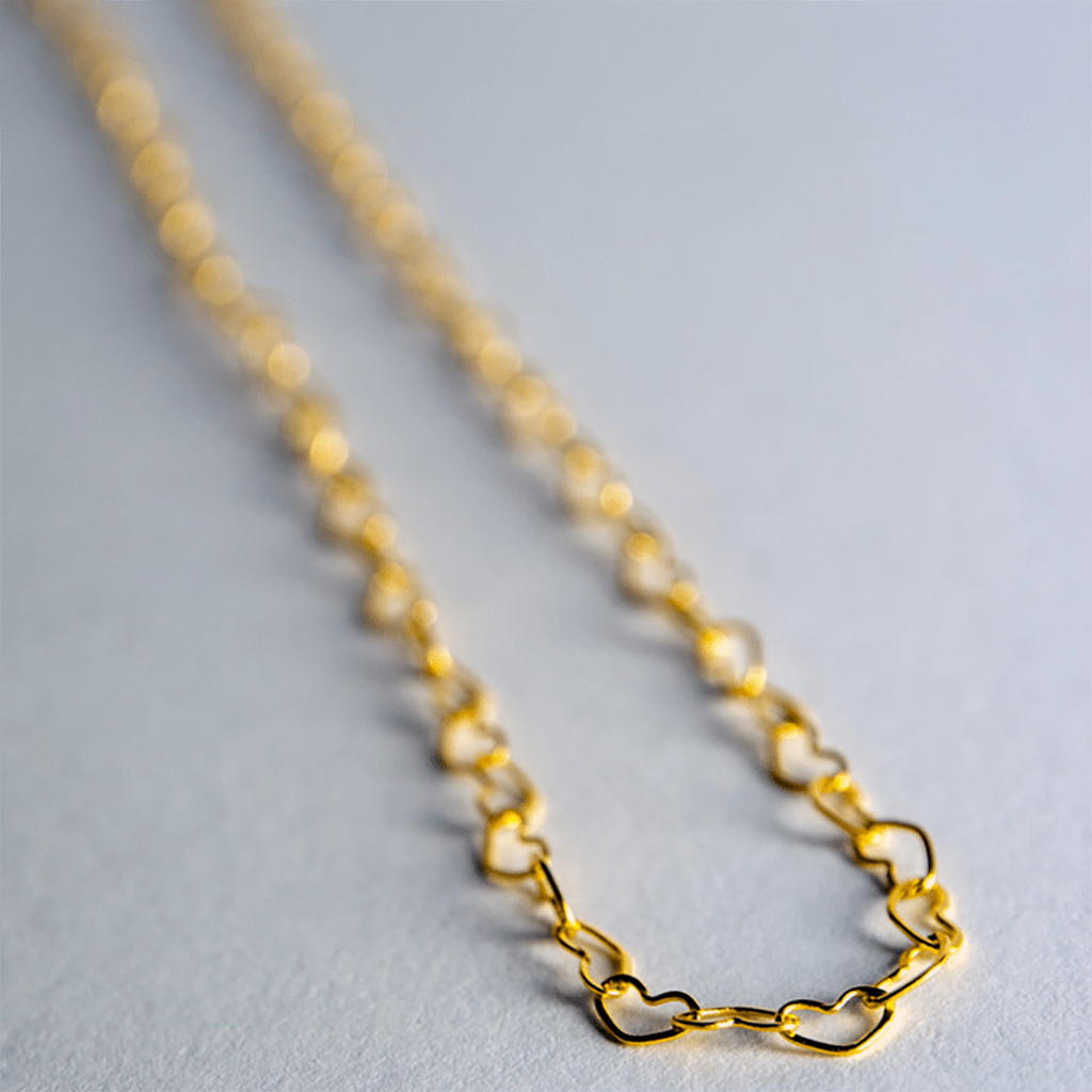 un collier cœurs enlacés Adorabili, vue de face sur fond blanc