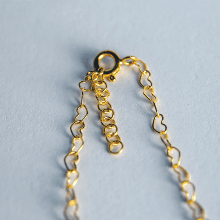 un collier cœurs enlacés Adorabili, vue sur l'attache