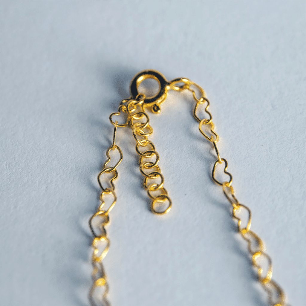 un collier cœurs enlacés Adorabili, vue sur l'attache
