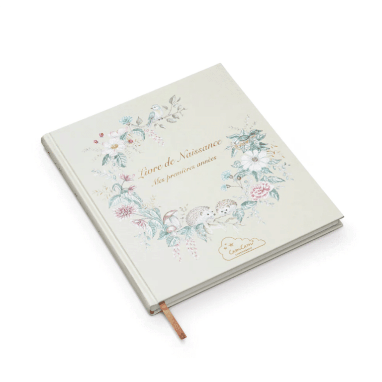 un livre de naissance camcam, vue de face sur fond bland