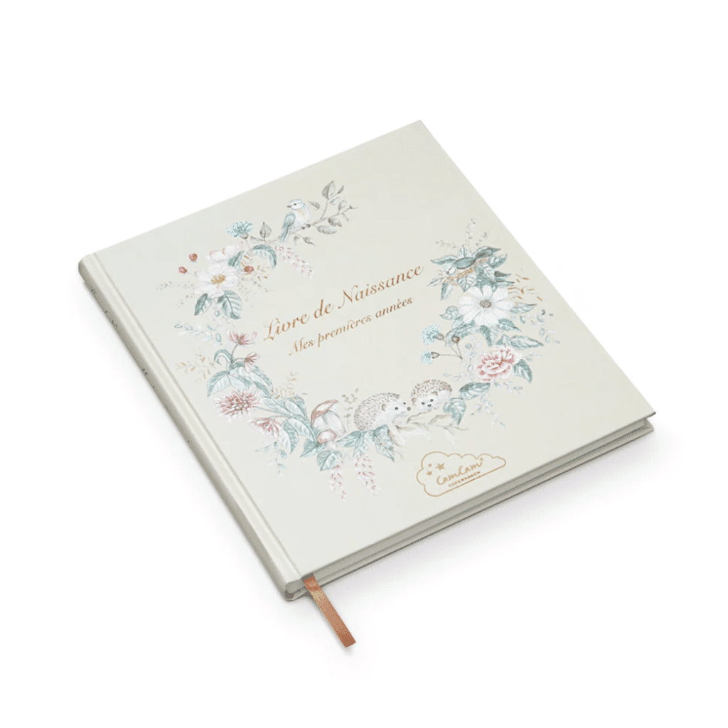 un livre de naissance camcam, vue de face sur fond bland