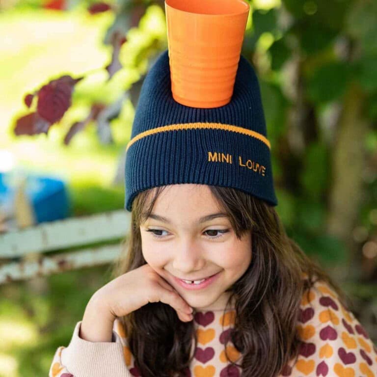 un bonnet "mini louve" bleu marine chamaye, porté