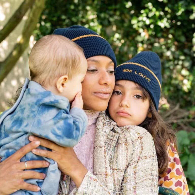deux bonnets "mini louve" et "Maman louve" bleu marine chamaye, portés