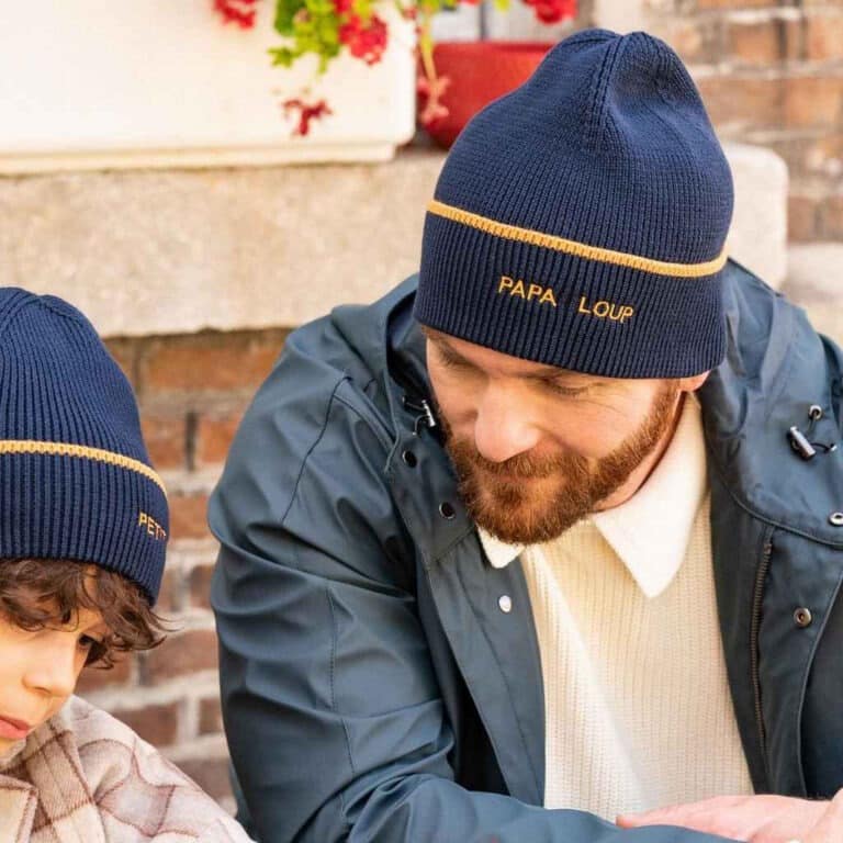 deux bonnets "papa loup" et "petit loup" bleu marine chamaye, porté