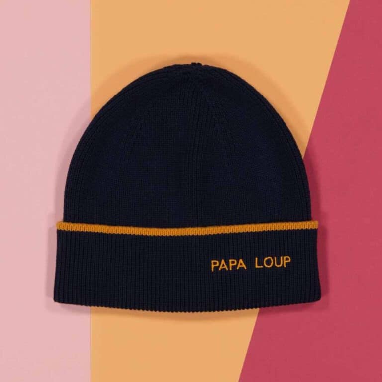 un bonnet "papa loup" bleu marine chamaye, vue de face sur un fond décoré