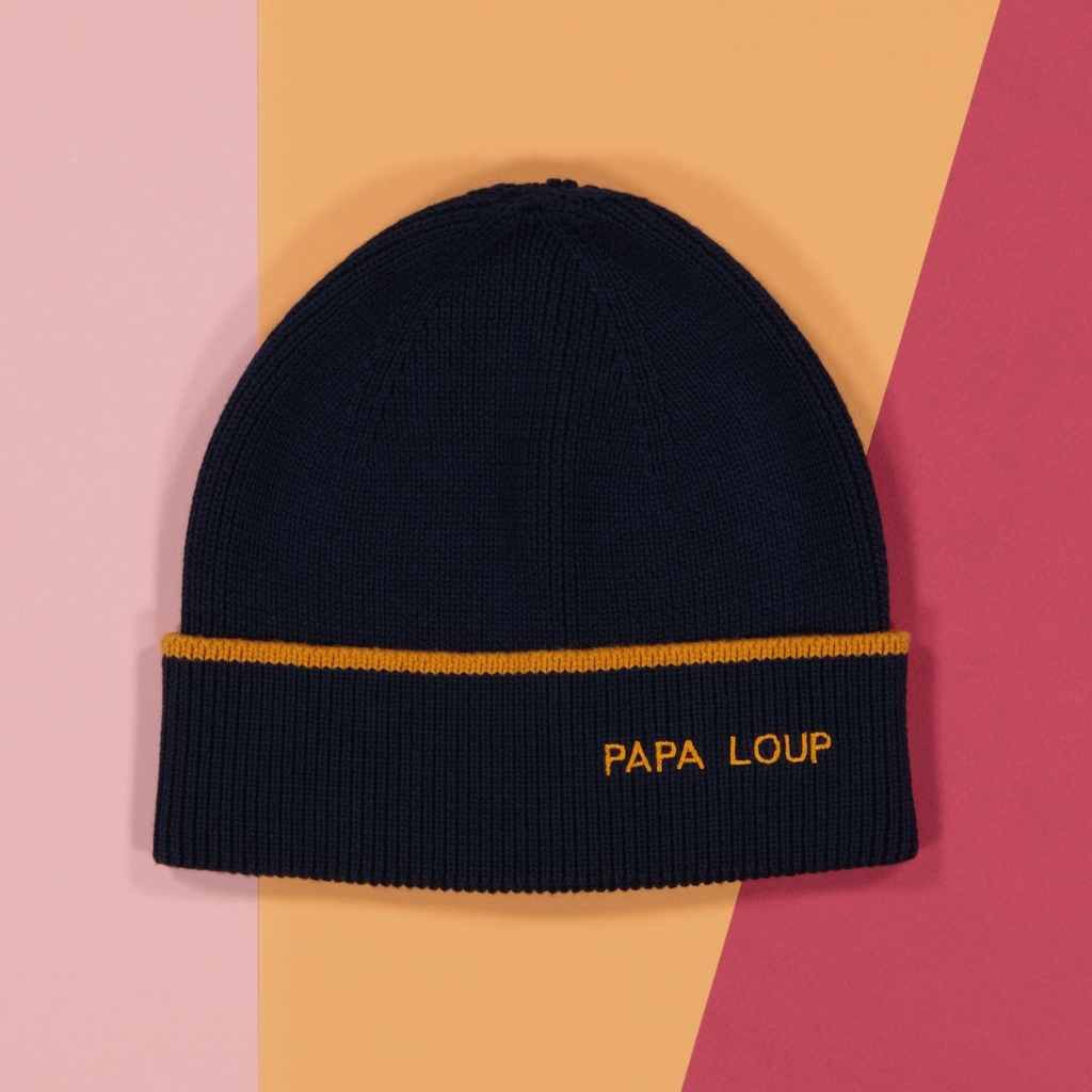 un bonnet "papa loup" bleu marine chamaye, vue de face sur un fond décoré