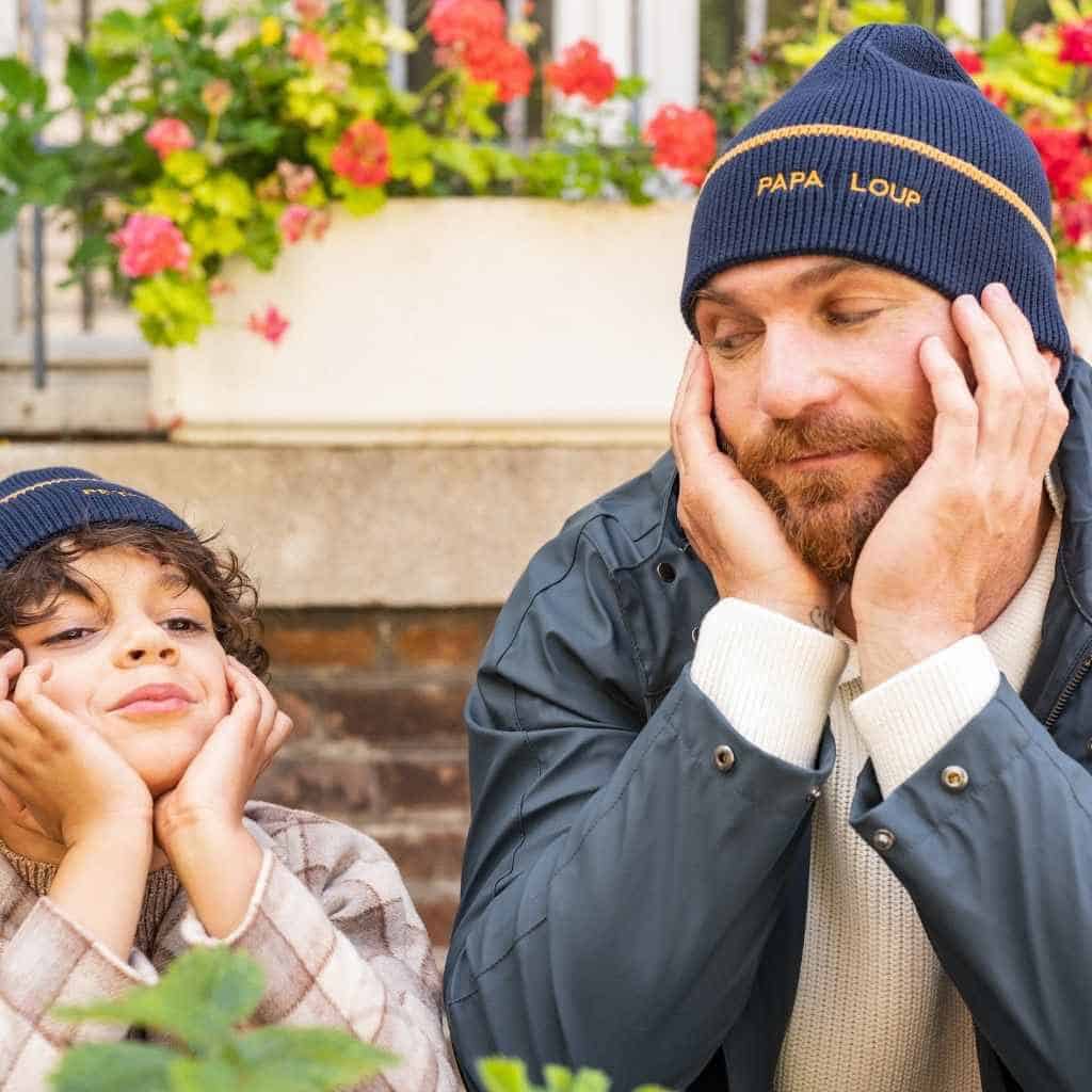 deux bonnets "papa loup" et "petit loup" bleu marine chamaye, porté