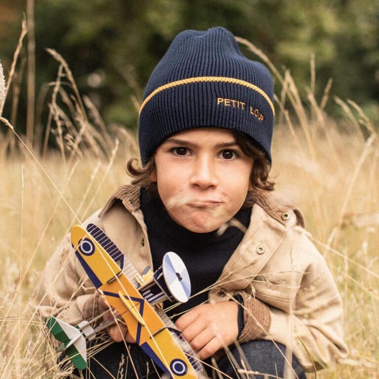 un bonnet "Petit loup" bleu marine chamaye, porté