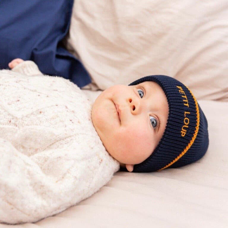 un bonnet "Petit loup" bleu marine chamaye, porté