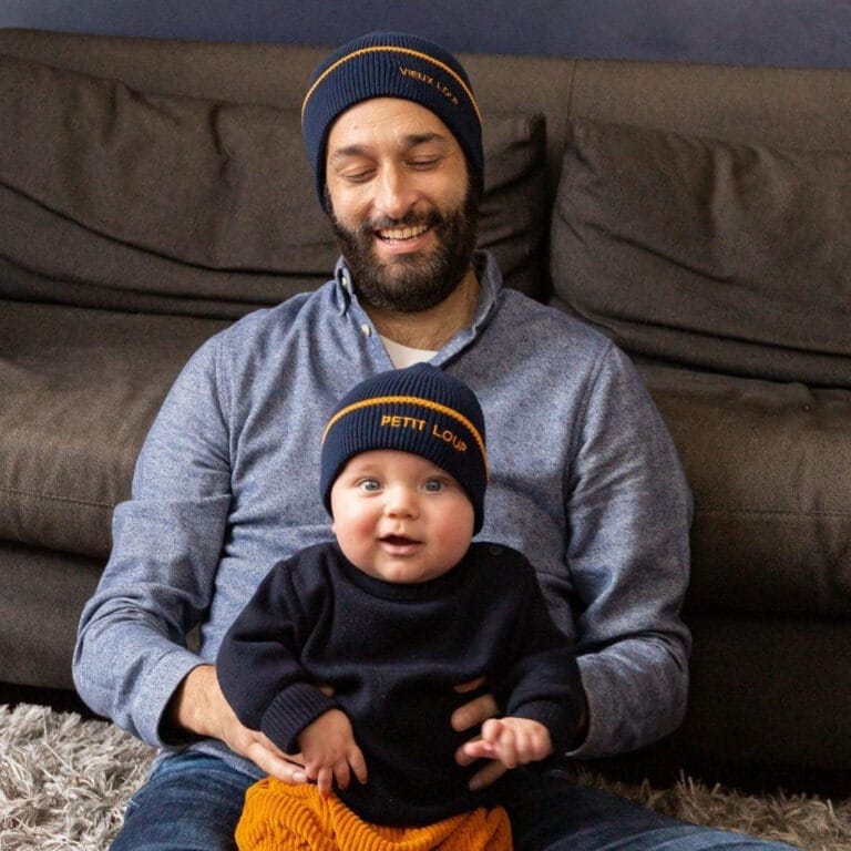 deux bonnets "Petit loup" et "Papa Loup" bleu marine chamaye, portés