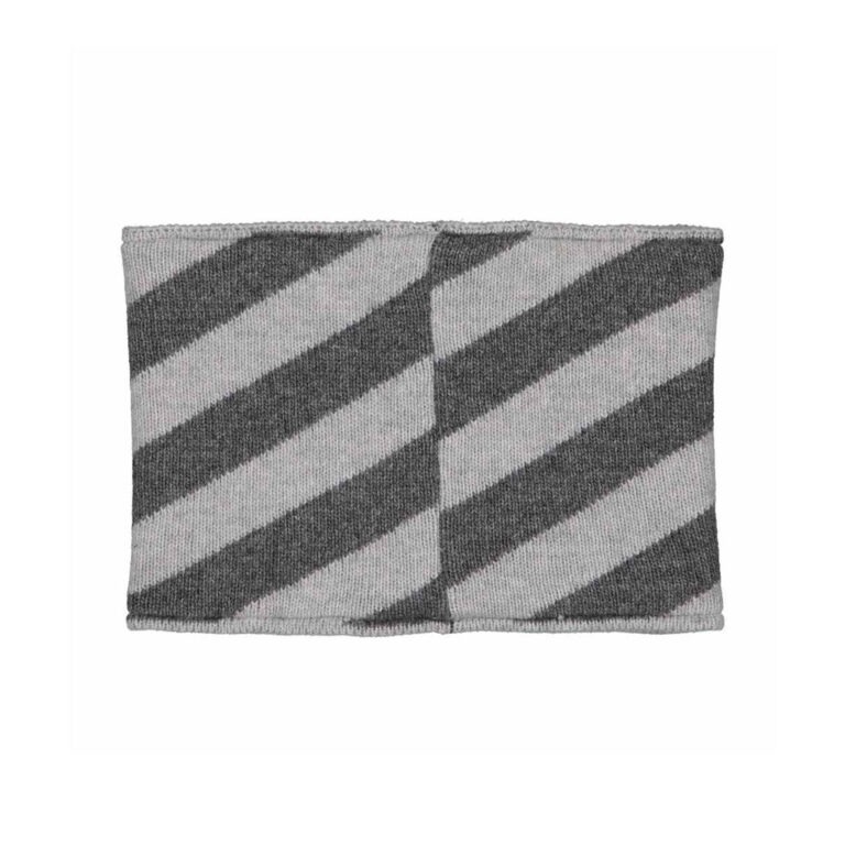 un snood rayé gris perle chamaye, vue de derrière sur fond blanc