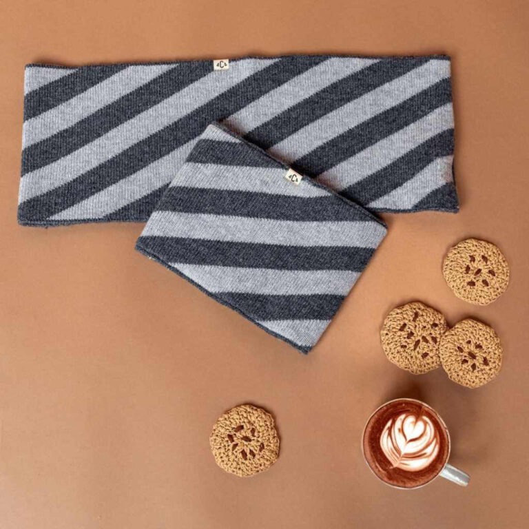 deux snoods rayés gris perle chamaye, de différentes tailles, vue de face sur fond blanc