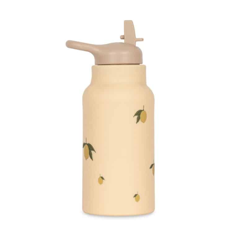 une gourde en silicone citrons Konges Slojd, vue de face sur fond blanc