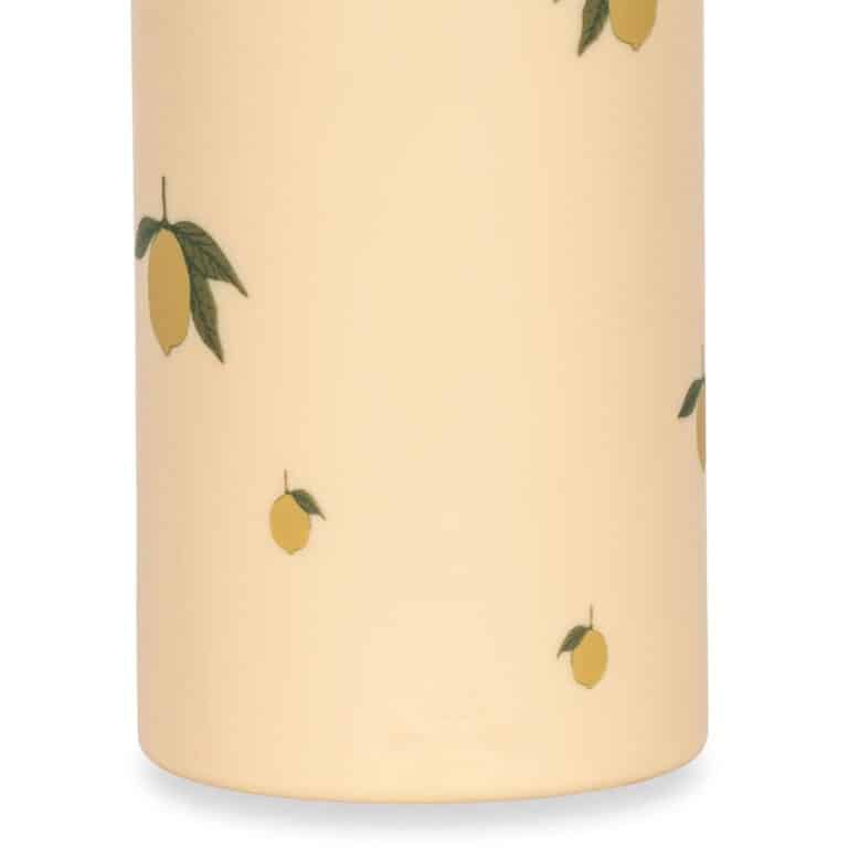 une gourde en silicone citrons Konges Slojd, zoom sur le motif