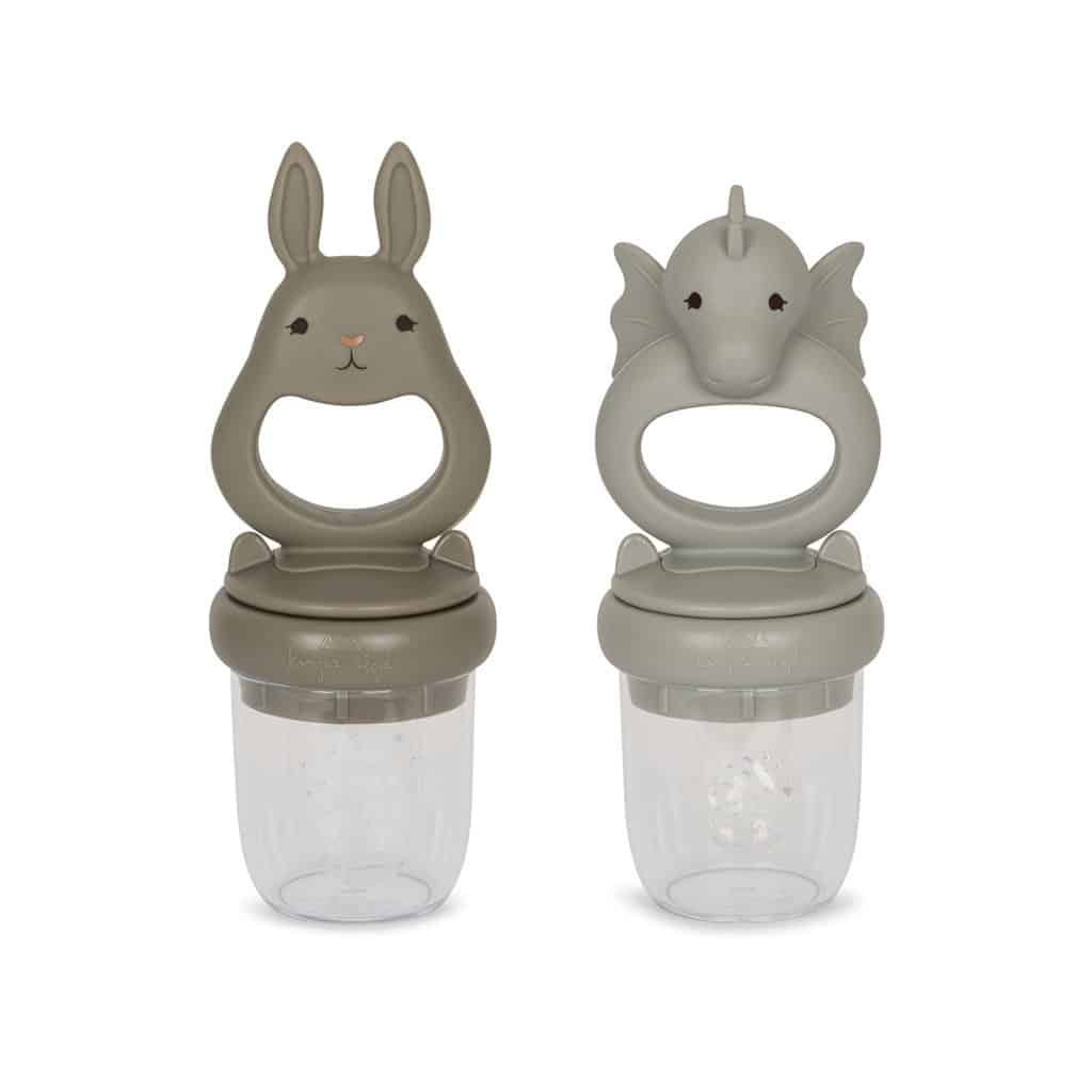 lot de deux grignoteuses dragon bleu ciel et lapin gris Konges Slojd, vue de face sur fond blanc