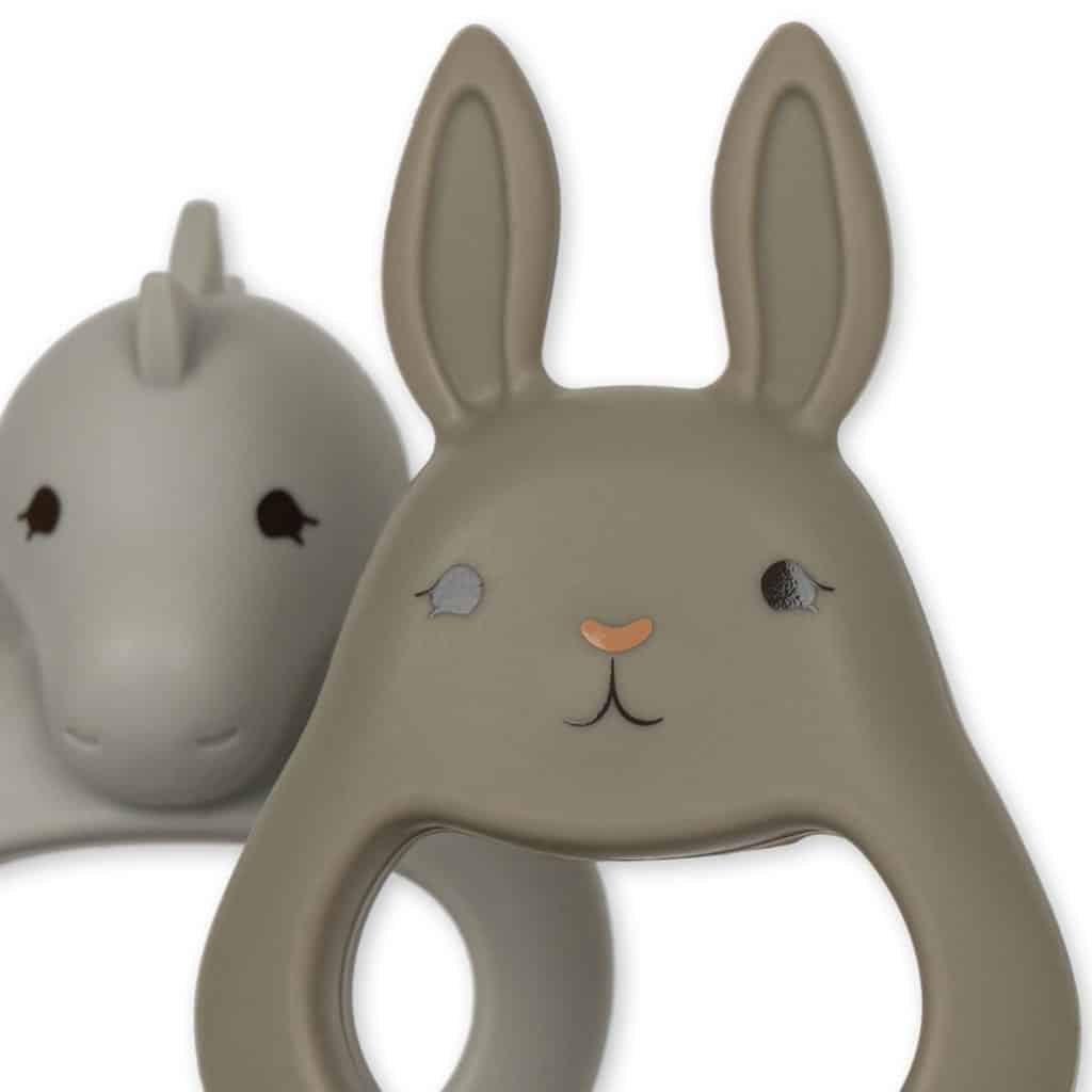 lot de deux grignoteuses dragon bleu ciel et lapin gris Konges Slojd, zoom sur les détails