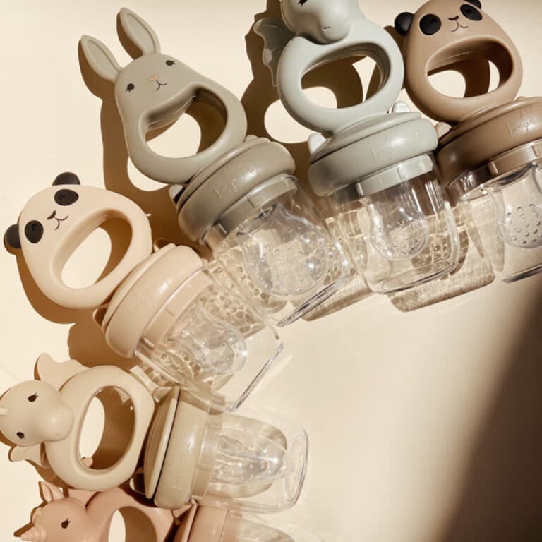 lot de deux grignoteuses dragon bleu ciel et lapin gris Konges Slojd, ambiance