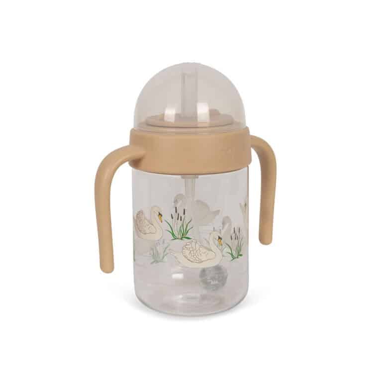 une tasse avec paille et poignées Konges Slojd, vue de face sur fond