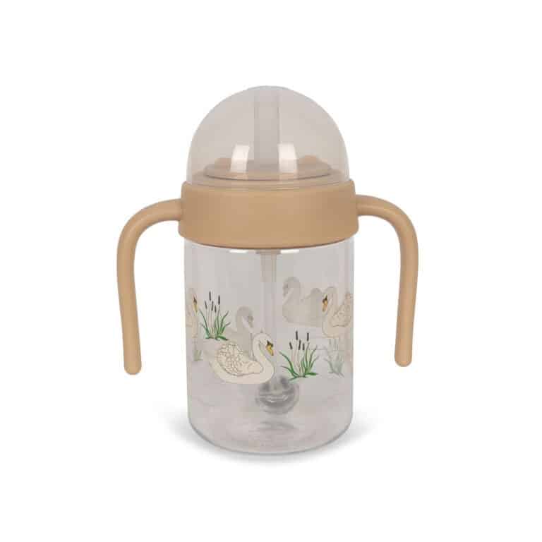 une tasse avec paille et poignées Konges Slojd, vue de face sur fond