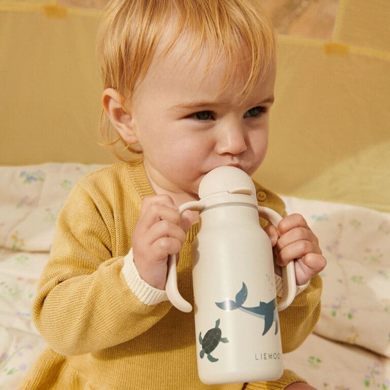 gourde liewood en acier avec anses et paille en silicone animaux marins photo avec enfant