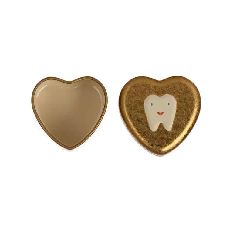 Boîte à dents en forme de cœurs, vue de face sur fond blanc