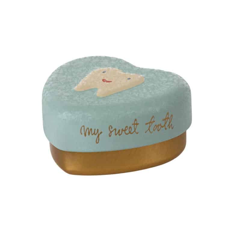 Boîte à dents en forme de cœurs, vue de face sur fond blanc