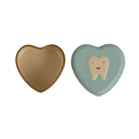 Boîte à dents en forme de cœurs, vue de face sur fond blanc
