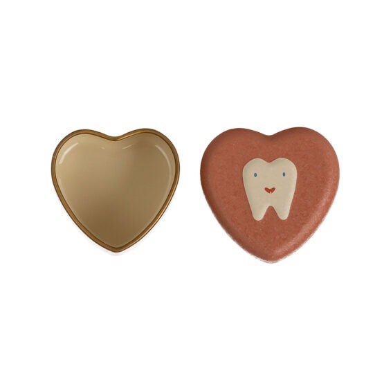 Boîte à dents en forme de cœurs, vue de face sur fond blanc