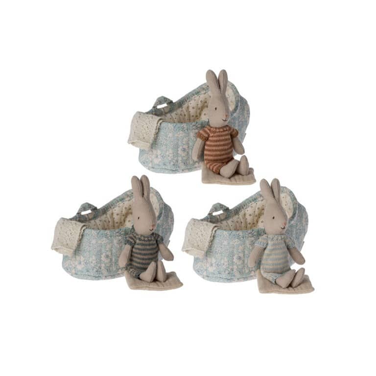 lapin bunny dans son couffin bleu