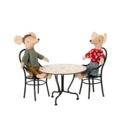 table et deux chaises avec souris