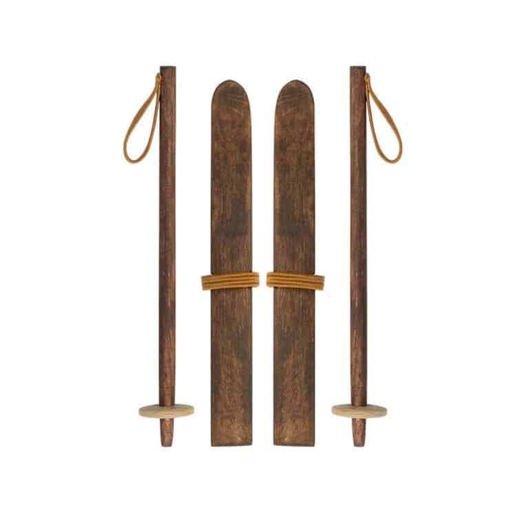 skis et bâtons grand frère sœur à plat