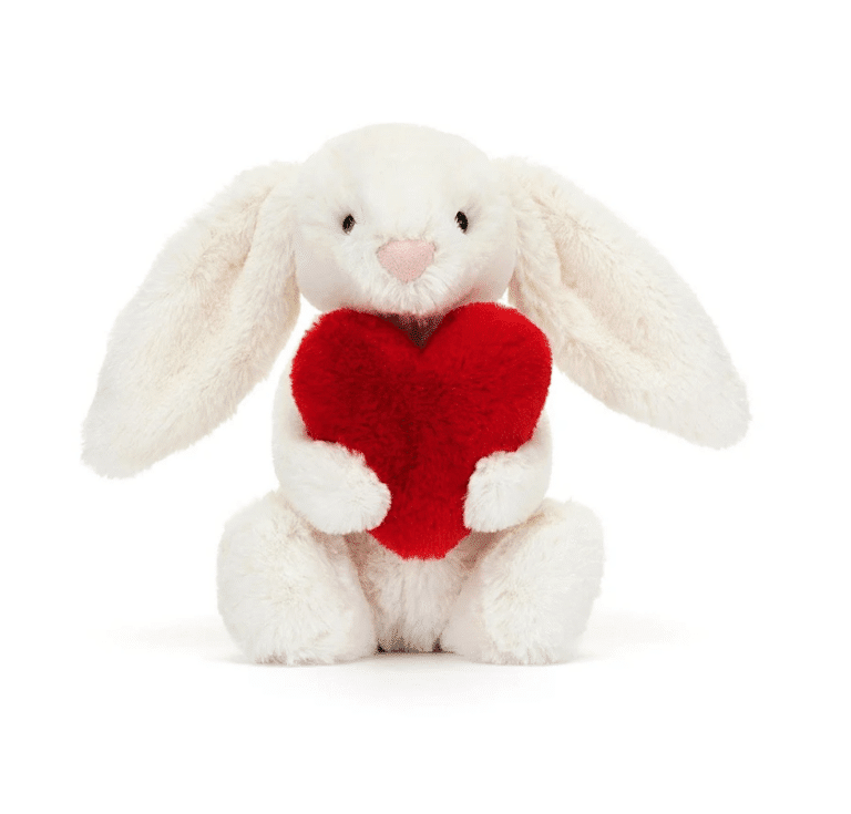 doudou lapin jellycat avec un coeur rouge sur fond blanc