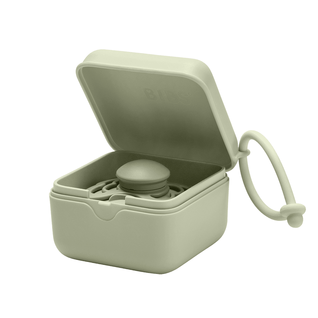 une boîte à tétines sauge Bibs, vue de face sur fond blanc