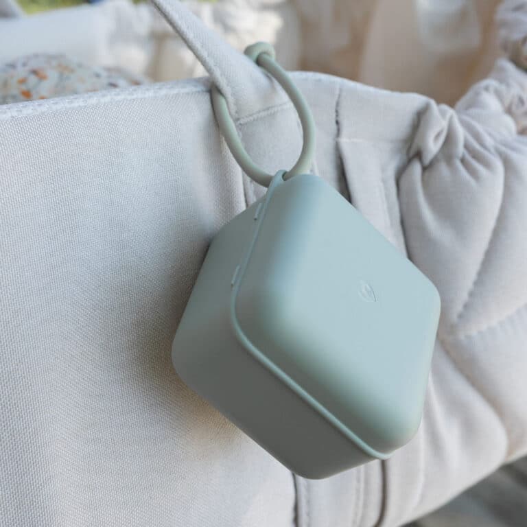une boîte à tétines sauge Bibs, ambiance