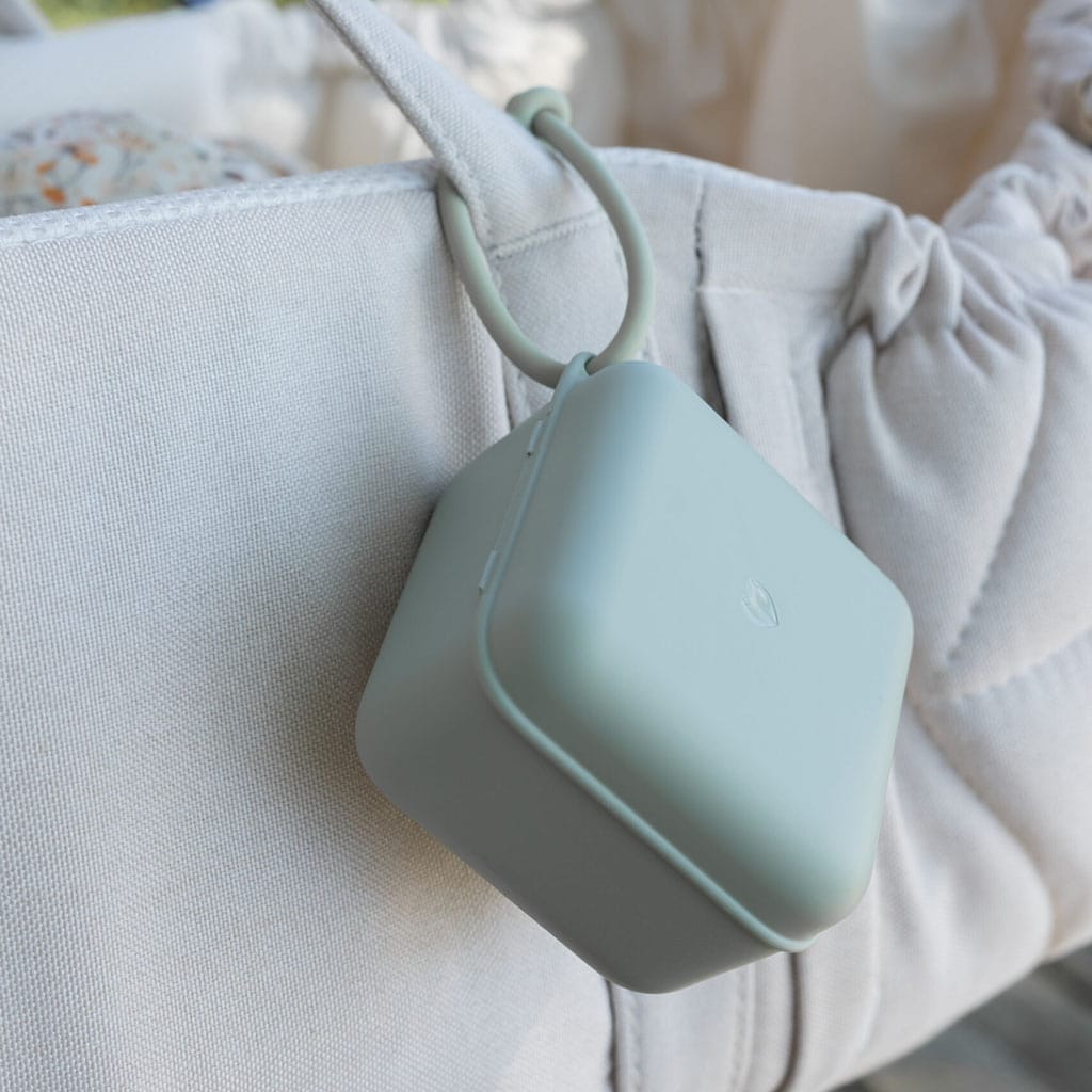 une boîte à tétines sauge Bibs, ambiance