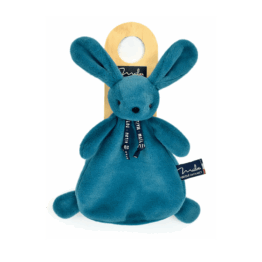 doudou plat lapin dorlotin bleu minéral maïlou sur fond blanc