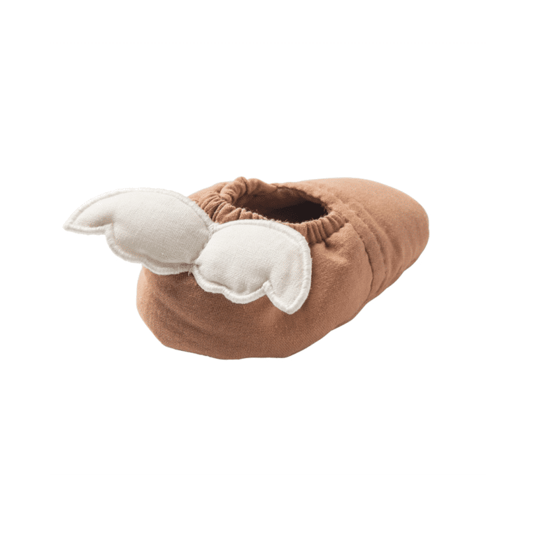 Une paire de chaussons bébé cassonade avec des ailes d'anges BB&Co, vue de derrière sur fond blanc