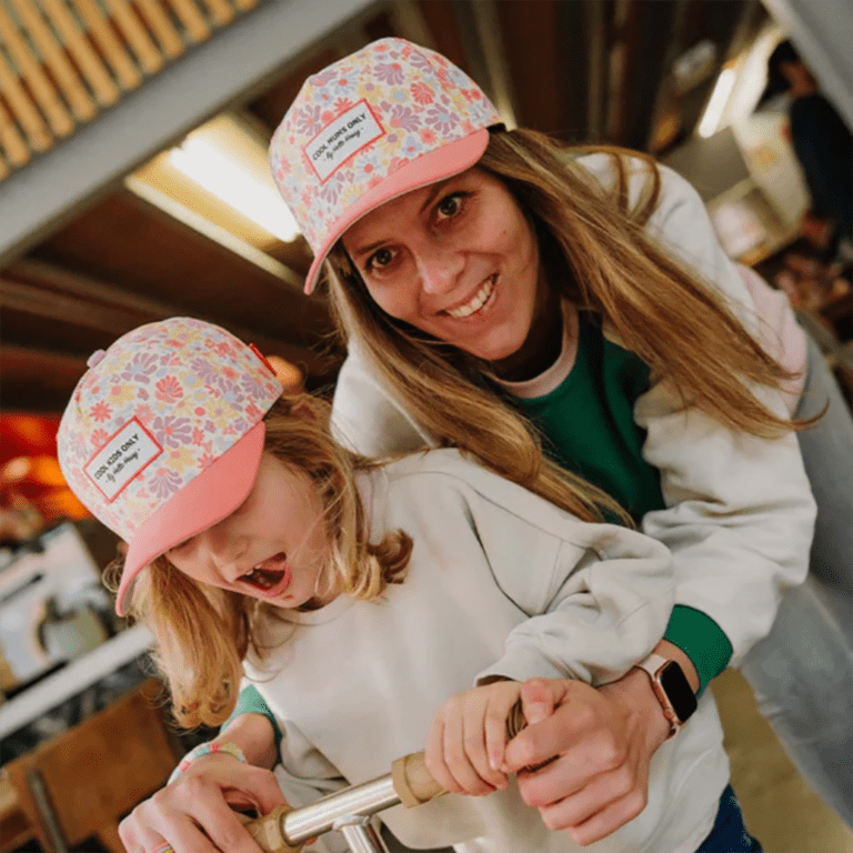 une casquette retro flowers Hello Hossy, portée