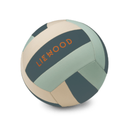 un ballon de volley ball bleu multi mix Liewood, vue de face sur un fond blanc
