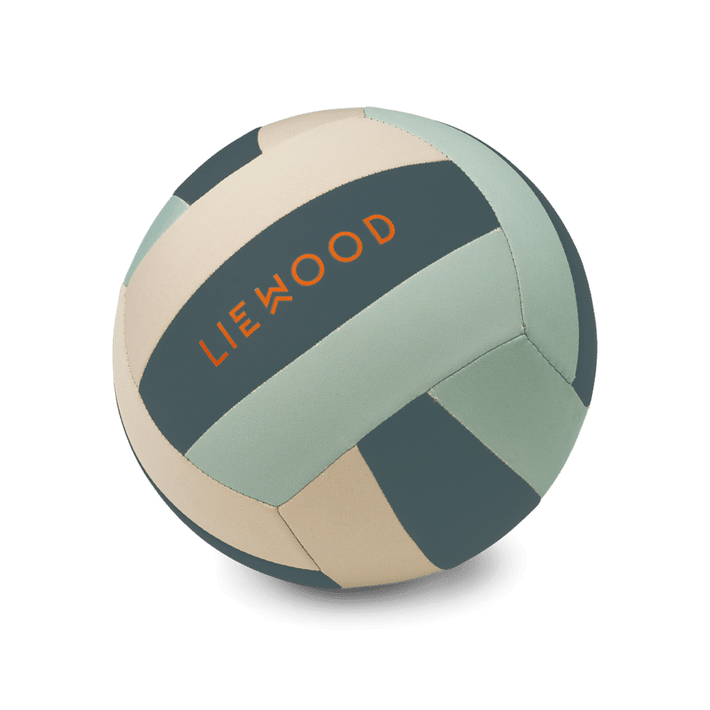 un ballon de volley ball bleu multi mix Liewood, vue de face sur un fond blanc