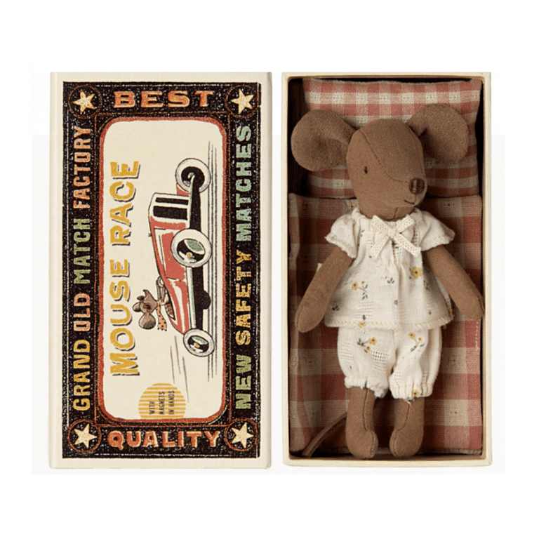 souris big sister marron dans sa boîte Maileg, vue de face sur fond blanc