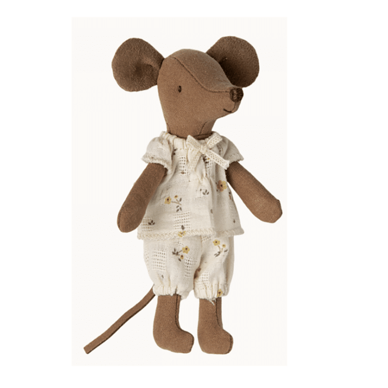 souris big sister marron dans sa boîte Maileg, vue de face sur fond blanc