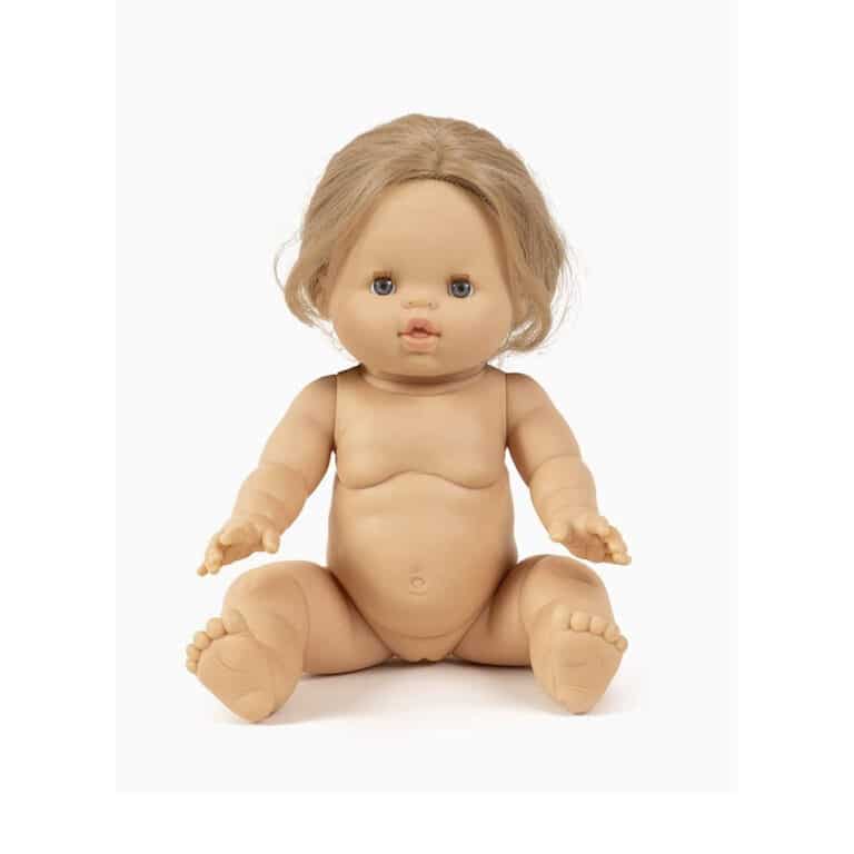 Aliénor a de jolis yeux bleus et ses longs cheveux coiffés d'une jolie tresse. Elle deviendra la meilleure amie de votre enfant.