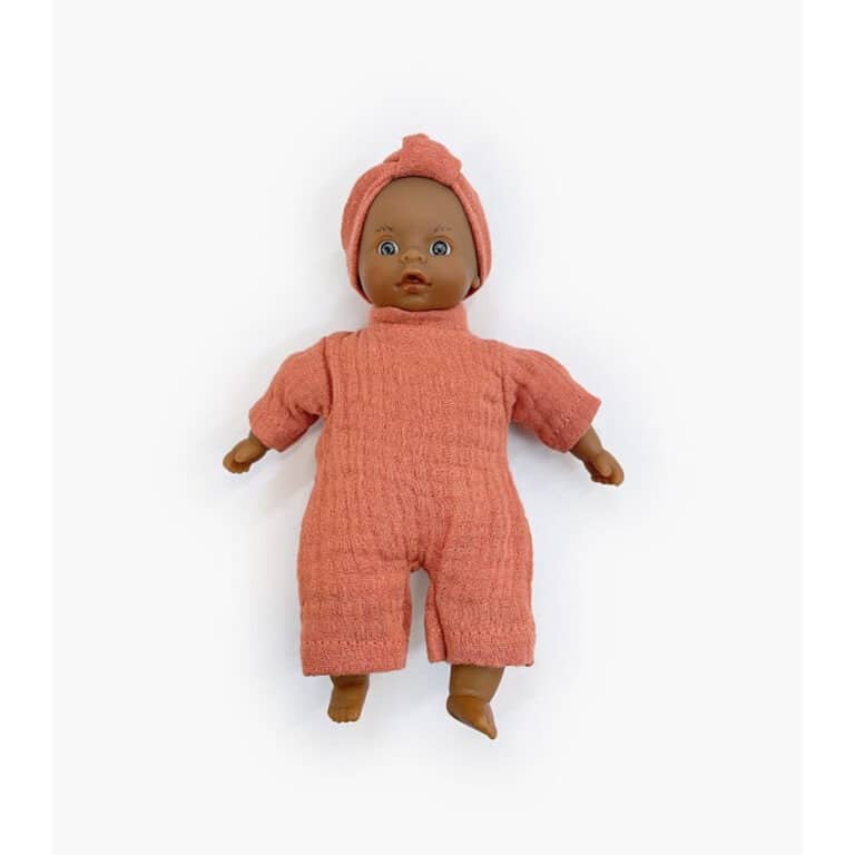 Poupée "minis" pia en tenue marsala de chez Minikane